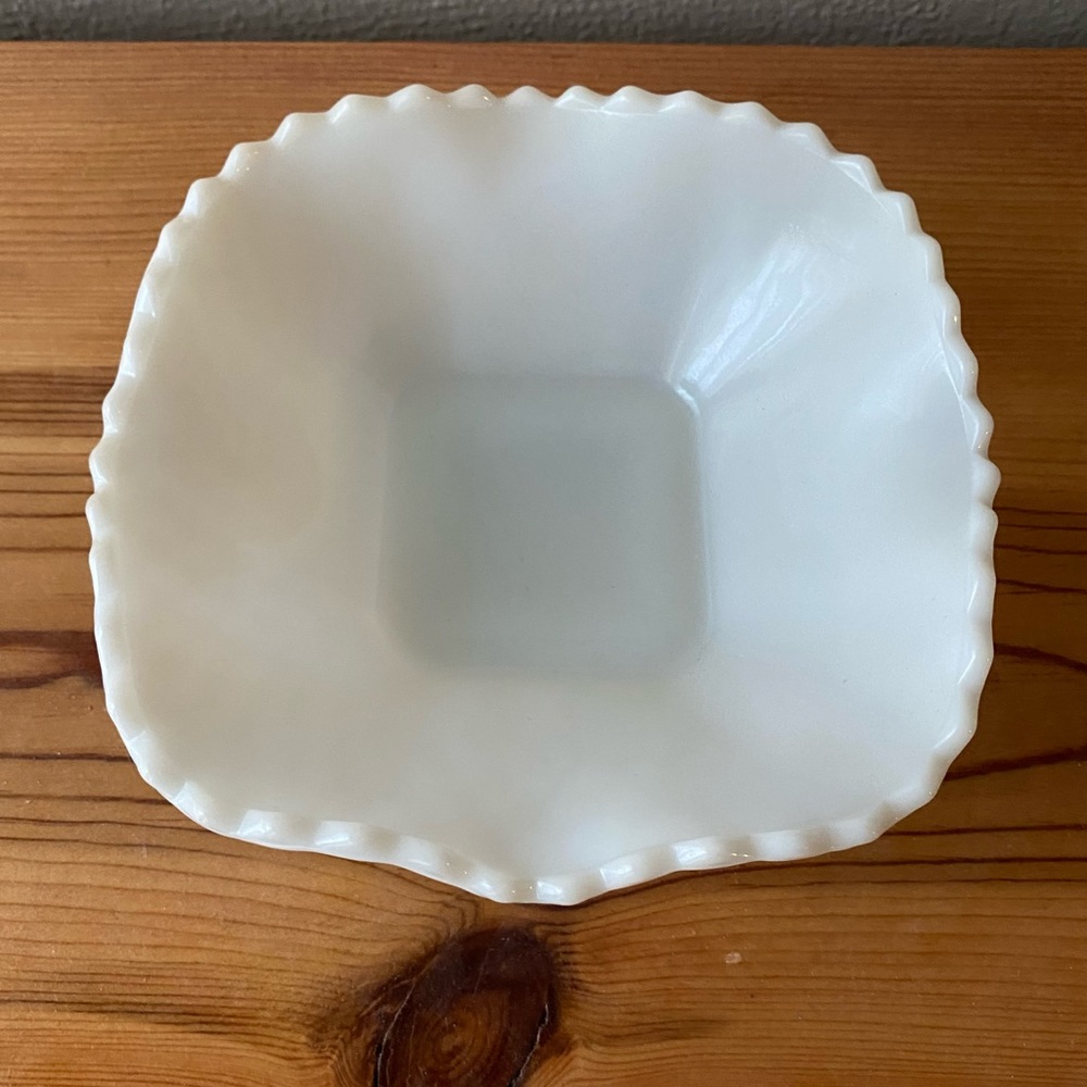 Vintage White Milk Glass Ruffled Diamond Pattern Small Trinket Dish - Picture 3 of 3